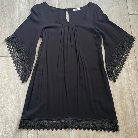 Black wide arm dress - Picture 1 of 5